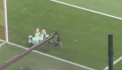 乐鱼app-前曼城门将埃德森比赛中被杂物击中，倒地后愤怒推开摄像机