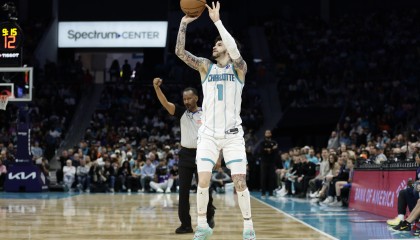 乐鱼app-对飚！拉梅洛·鲍尔上半场14中8砍下23分 杰伦·布朗14中6砍18分